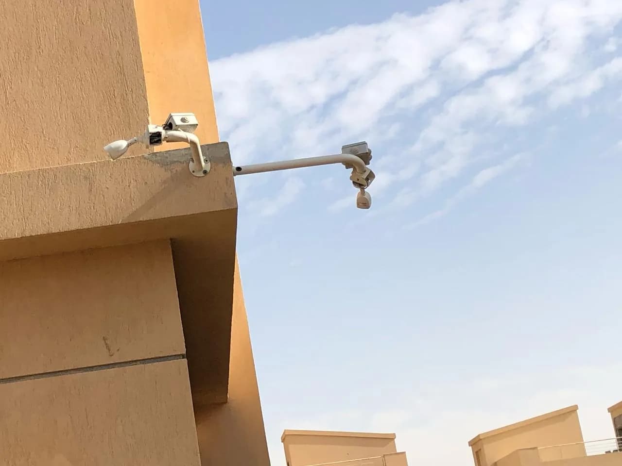 كاميرات مراقبة على حامل عند زاوية مبنى