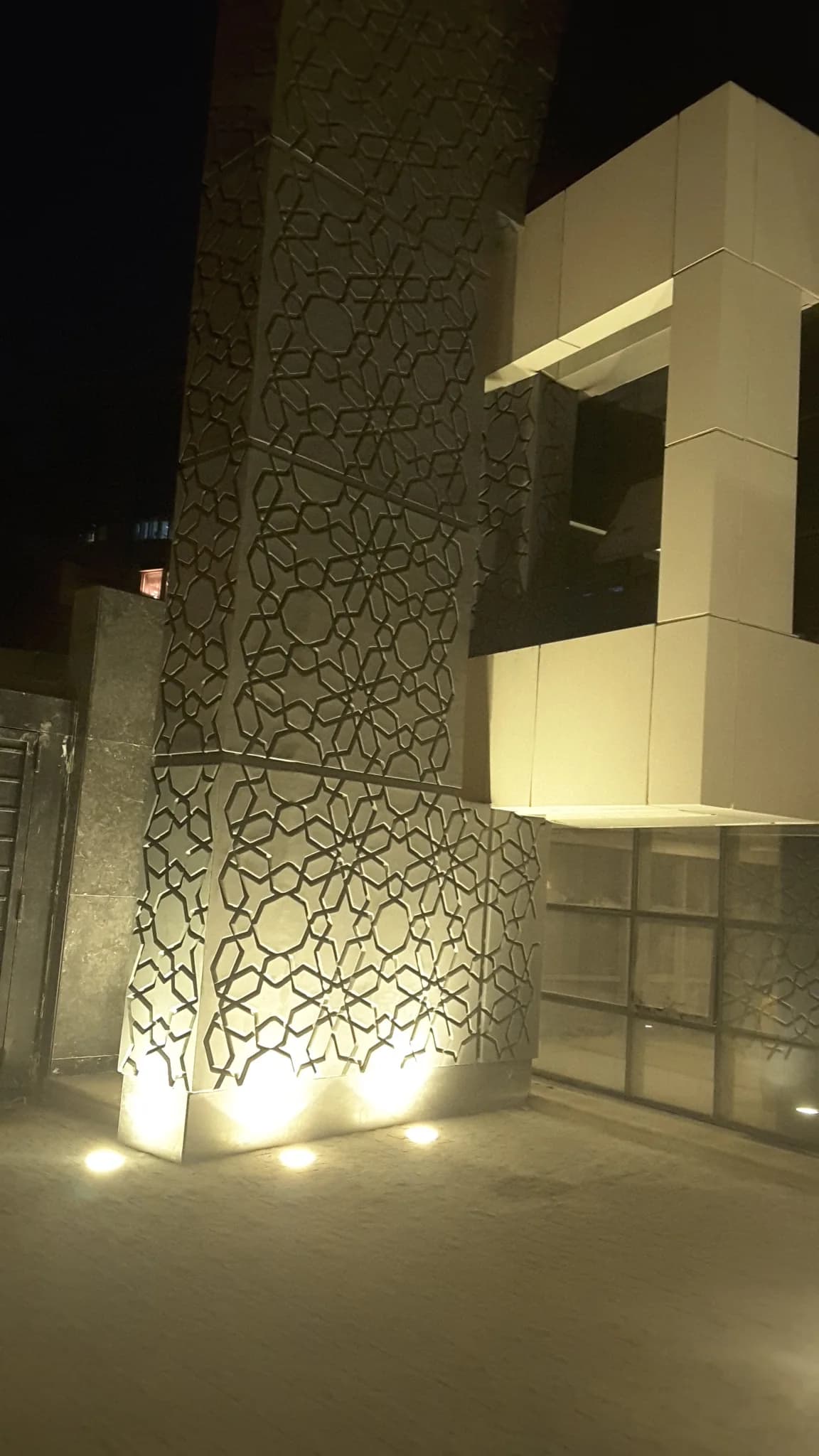 عمود كسوة هندسية مزخرفة ليلًا بإضاءة سفلية